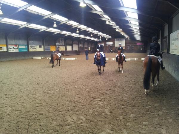 deHullen's tweet photo. Gezellig hele dag #KNHS wedstrijd @deHullen pony's B t/m M2 http://t.co/XEzM680s