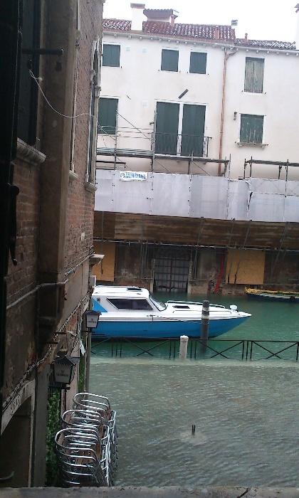albertobeiroa's tweet photo. Encerrados en el hotel por el agua alta! #puddingcamera http://t.co/MS5qmCgi
