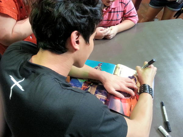 EnchongDeeWorld's tweet photo. RT @previewmag: #EDay2012 The Preview magazine signing has just started! @EnchongDeeWorld http://t.co/lZXz5anD