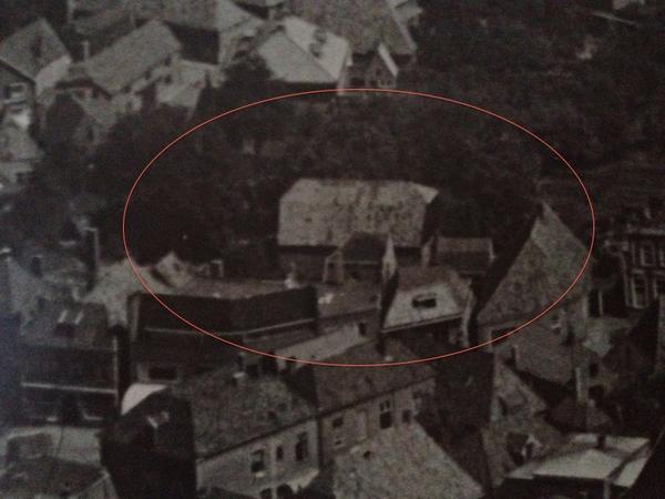 Luchtfoto van de toenmalige Bombazijn-Weverij. Deze afb. heeft architect John Velthuis meegenomen in zijn ontwerp.