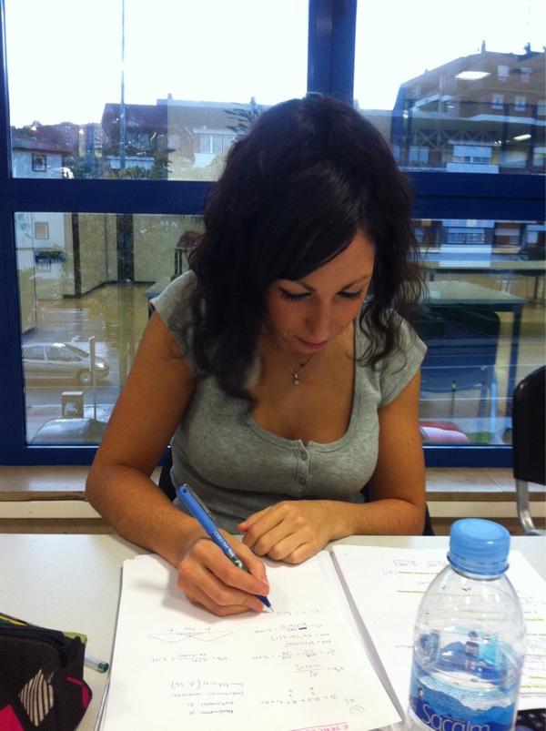 amy13_7's tweet photo. En la biblio con @mireia88 http://t.co/KUSKABnX
