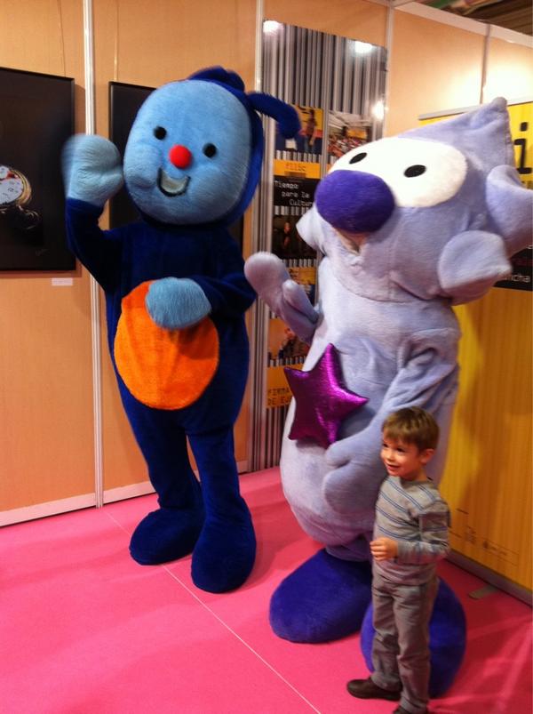 Fllic2012's tweet photo. En estos momentos los más pequeños disfrutan de sus ídolos Pupi y Lila en la FLLIC 2012 http://t.co/Qai6ny0Q