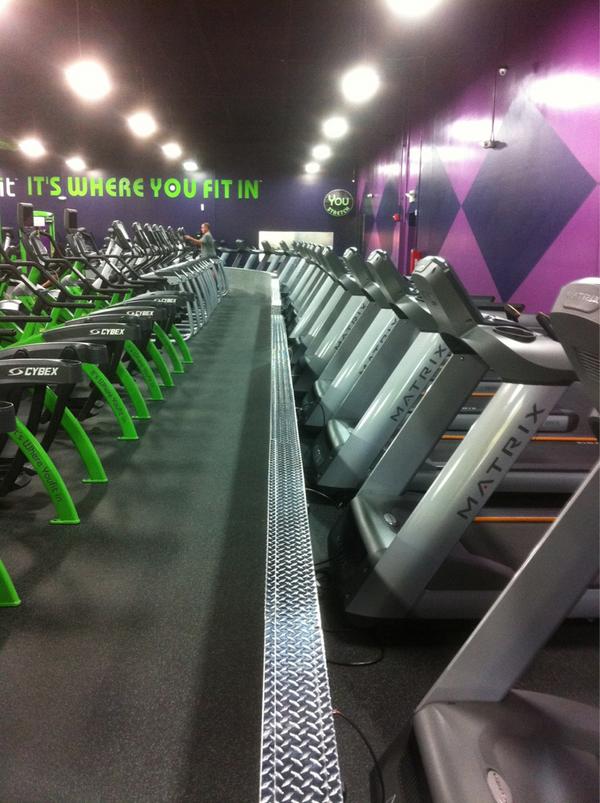 iBlackass's tweet image. D.E.D dead in the gymbo today.. Bout to get my #RobotEars on and pound out a couple of miles. @bessmass @boze55