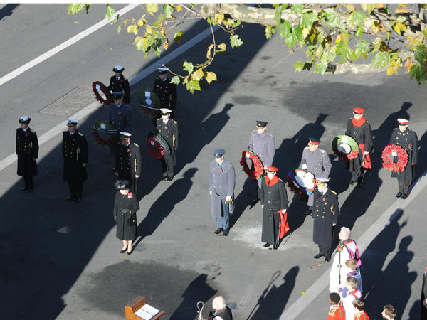 RoyalFamily's tweet photo. Remembering the fallen - the Cenotaph, London 2012 #LestWeForget http://t.co/JiiGYVzp