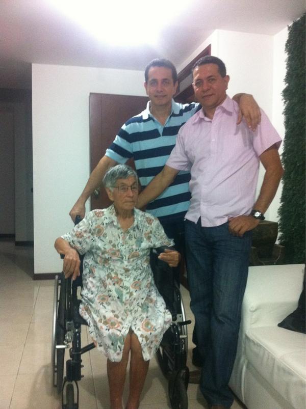 maubelmonte's tweet photo. Domingo, celebrando con mi madre su cumpleaños !! Dios la bendice todos los días !! Amen http://t.co/VtQbTZ6u