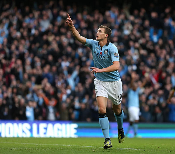 ManCity's tweet photo. MATCH SHOT: @EdDzeko celebrates scoring the winner against Spurs #mcfc #cityvspurs http://t.co/yPbgB4pf
