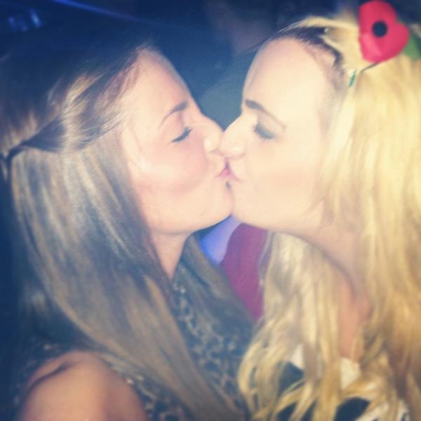 SarahToggleShoe's tweet image. Cuutteee!!! @JosieDevaughan #drunkenkisses #VomitFace