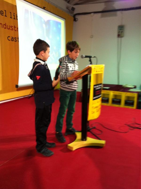 Fllic2012's tweet photo. Los hijos de Bárbara Fiore agradecen el premio a la labor editorial de FLLIC 2012 http://t.co/kqUotUH8