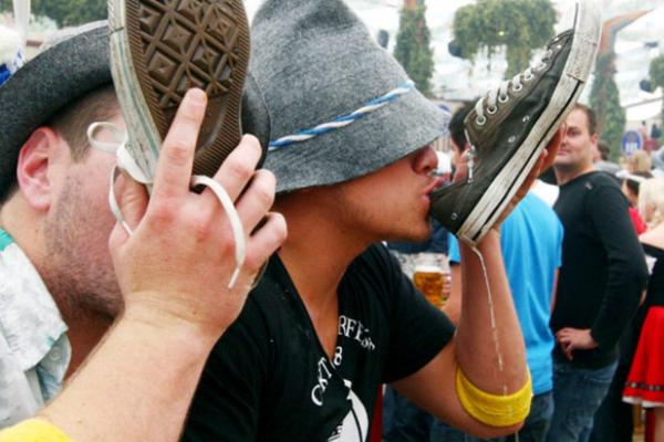 Pitty44's tweet photo. Great Das boot banter @Lashylashcroft.  Looks like all the cool kids are at it! #alcoholicdrivingshoes http://t.co/LY4P7KII