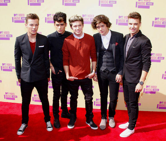 zaynmyaIl's tweet photo. Cuando estuvieron en los VMAs #EMAWinOneDirection #Onedirection RECUERDAN EL #Voteonedirection y ganaron los 3 premios. http://t.co/Bn81Yo3e