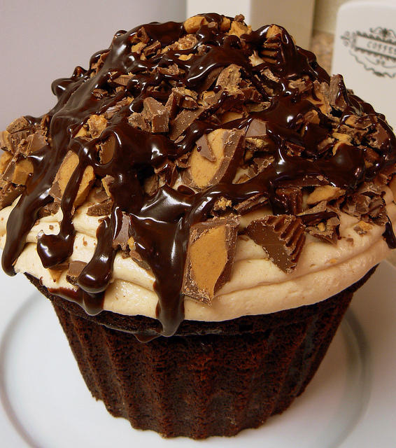 FooodPorn's tweet image. Giant Reese's Peanut Butter Cup Cupcake Cake