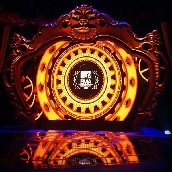 funradio_fr's tweet photo. Bravo à @davidguetta et @NICKIMINAJ pour leur awards #mtvema2012 #funradio <3 #mtvema2012fr http://t.co/HHLzH3Q2