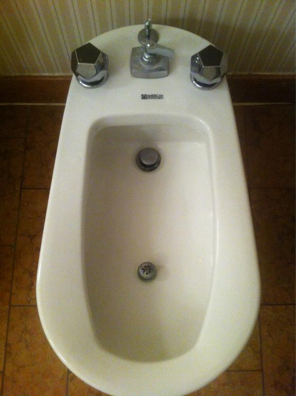 nevilledeboo's tweet photo. Highlight of this hotel ... Bidet with an arse jet ... Now, now, now, how cool is that?! http://t.co/NdTGpiRq