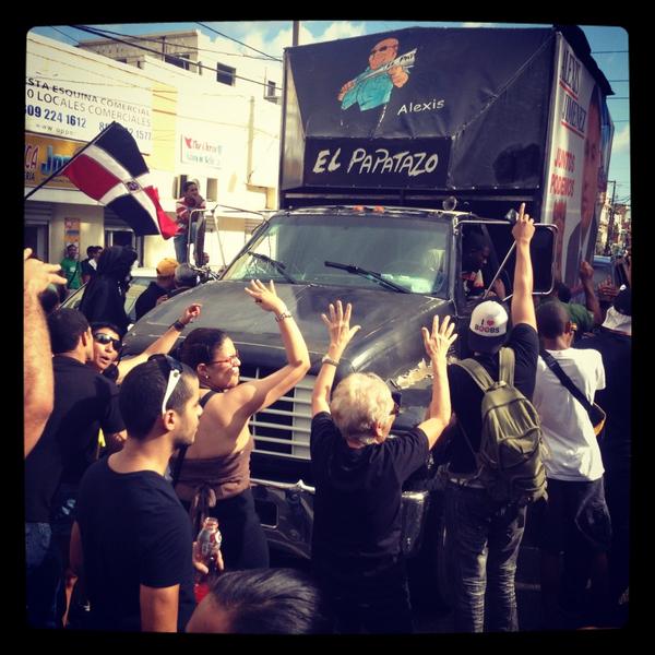 Angurria's tweet photo. @CNNEE ciudadanos en contra del procelitismo de Los politicos en manifestacion en #RD #DomingoDeLuto #NoaLaReforma http://t.co/YSRui2nn