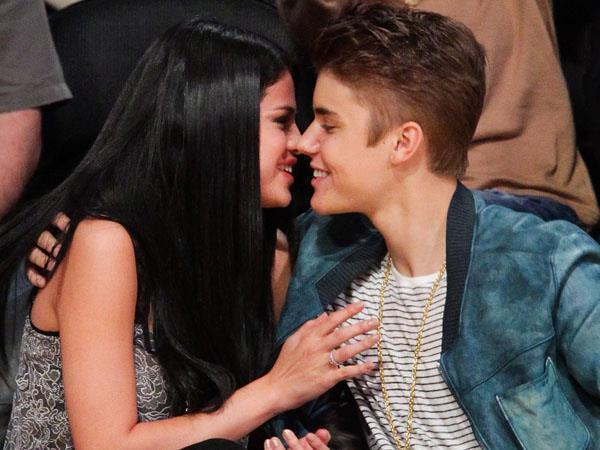 RavePad's tweet image. Who was at fault for the Justin Bieber/Selena Gomez breakup?
Justin: bit.ly/UChpsF 
Selena bit.ly/Xw9pQd