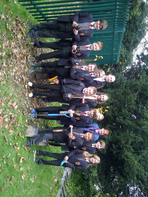 Sains_Chatham's tweet image. Planting trees at Sir John Fisher school today including a Royal Oak sapling from the Queens estate. #WoodlandTrust