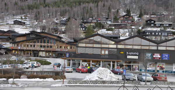 sit på kontoret og ventar på at folk skal ringje meg opp att. I mellomtida ser eg på livet i Lom sentrum...