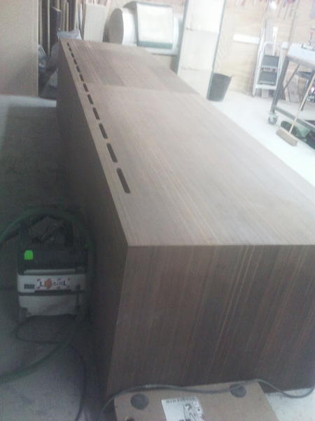 Bamboe buro, bijna af (schuren, lakken)... Dan direct door met 12 tafels.