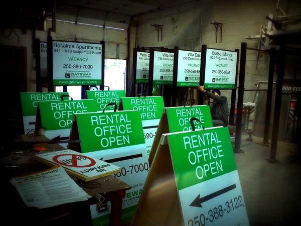 FineLinesSigns's tweet image. Keeping busy with #apartmentbuilding #postandpanel #signage because #signsdontstop