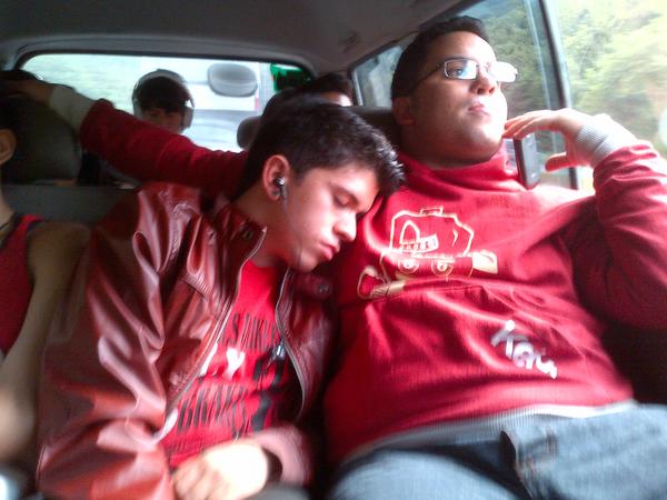 elier_alvarado's tweet photo. Esta es la historia de cómo @KikeKoonze se quedó dormido en mi hombro. #NoLesCuentoMas JAJAJA http://t.co/OVUkndTN