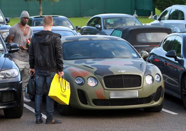 tomroefs's tweet photo. #mafkezen "Balotelli laat vol trots zijn nieuwe auto aan Guidetti zien" http://t.co/tS9aIt6m