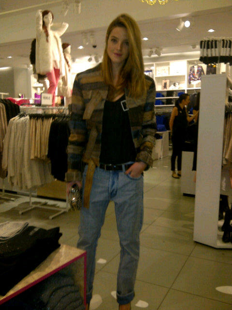 harpersbazaarES's tweet photo. @AidaArtiles de #MargielawithHM Chaqueta de cinturones,denim costuras al revés y cuñas #PreventaMMM @hmespana http://t.co/sbDANwyj