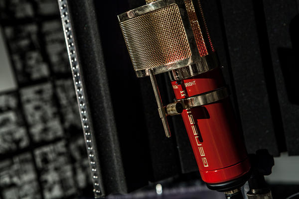 Stüdyomuzda "MXL GENESIS II" marka mikrofon kullanılmaktadır.