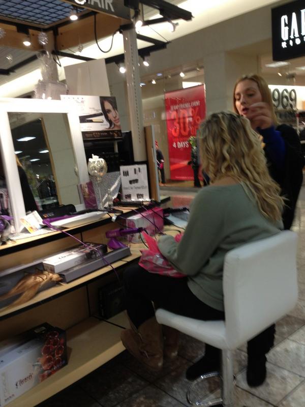 DesiRies's tweet image. Who woulda thought that Jamie would have ever let them "try something amazing with her hair" #sofunny #mallproblems