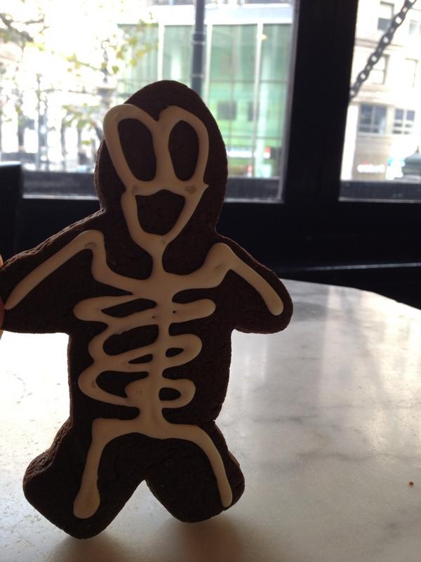 FunnyNat's tweet photo. Love this holiday on Avila st http://t.co/cAUjXmC0