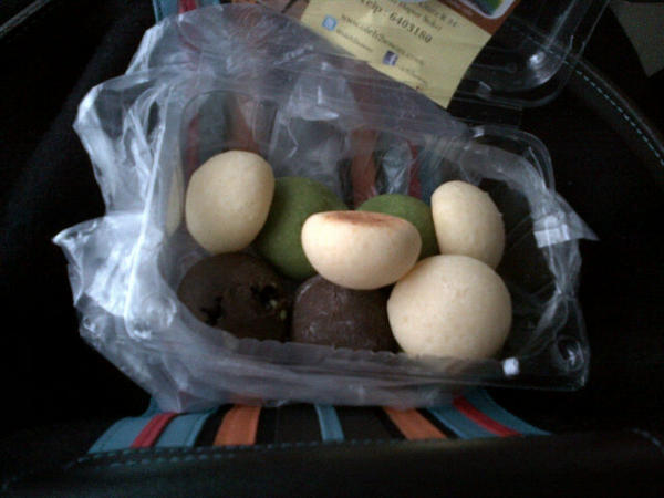 deviku's tweet photo. Ci thankkk u for this mochiii!!! Love them so much @laurenwijaya http://t.co/LzOYV4s1