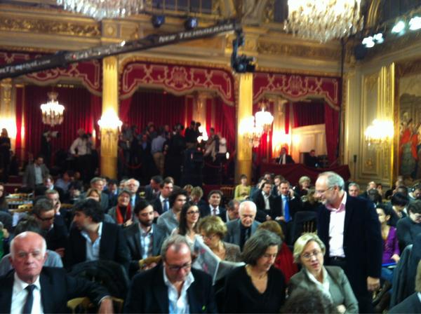 Il paraît qu'on est 400. Et le plus drôle c'est qu'on voudrait tous poser une question ... :)