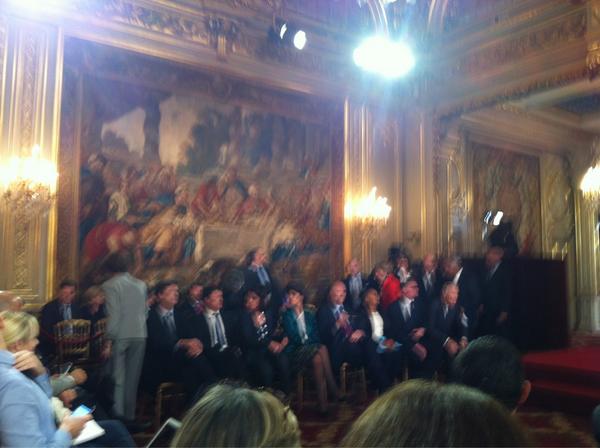 Si l'exactitude est la politesse des rois c'est pareil pour les présidents tout le gouvernement est déjà là