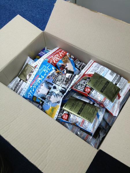 sg7023's tweet photo. エヴァポテチを箱買い。24袋で300円でした(^_^;) http://t.co/8lUutuaZ