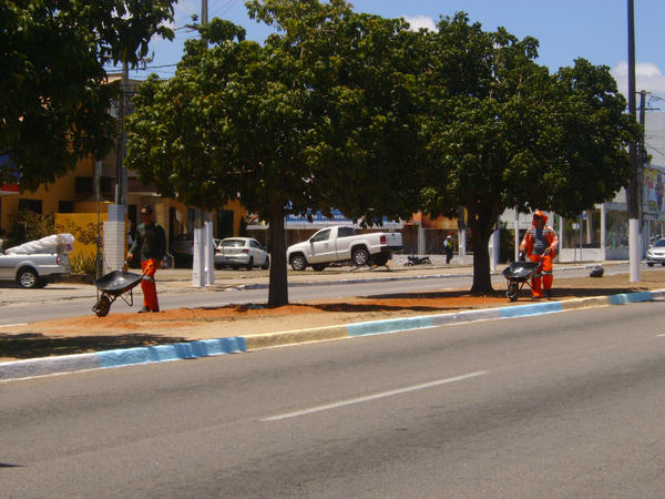 Urbananatal's tweet photo. Urbana realiza limpeza e pintura de meios fios na Avenida Roberto Freire, zona sul da capital. http://t.co/ITlBNXwb