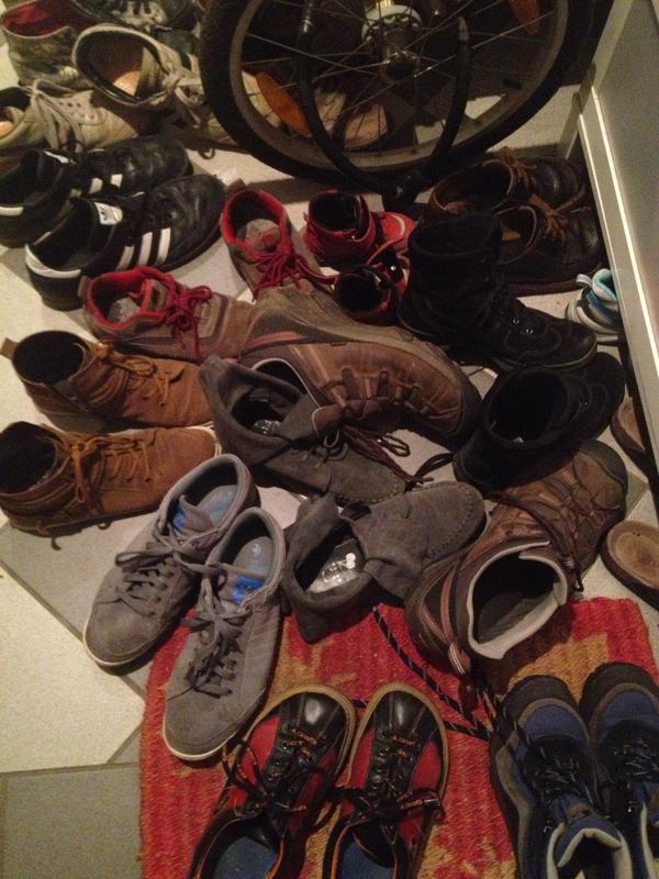 Improdresden's tweet photo. Heute machen wir unser „Perspektivtreffen“. Das heißt ganz viele Schuhe, diskutieren, lecker essen und heißer Tee… mmm… http://t.co/BkkItGuL