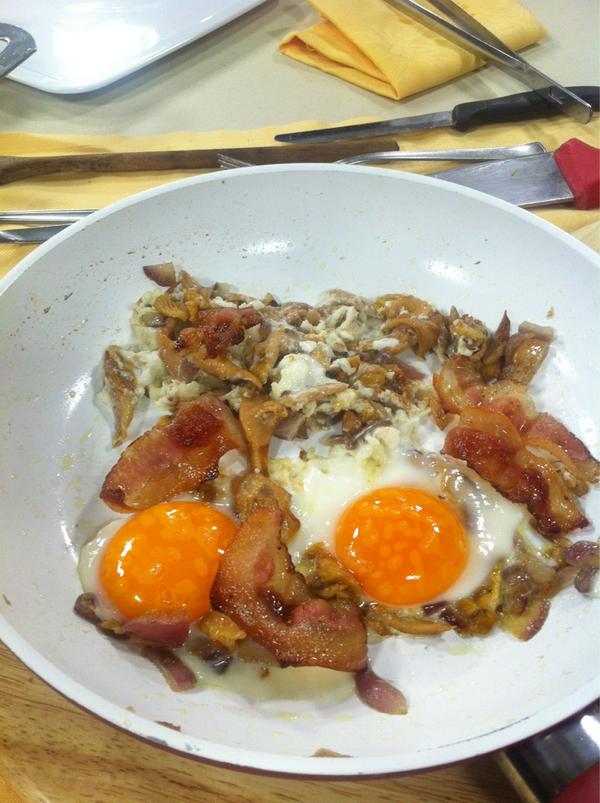 ASPETTANDOILTG's tweet photo. #tizzanini e' un vero micologo, sa tutto! Ecco il primo piatto uova, pancetta e funghi uscito dalla nostra cucina! http://t.co/B4IG4gQr