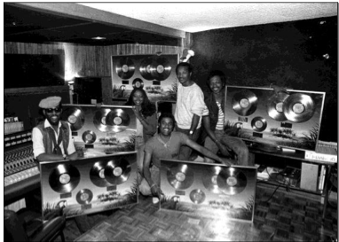 Une chouette photo de la Compagnie :)) Selon vous, Quelle année ?!!! #compagniecreole