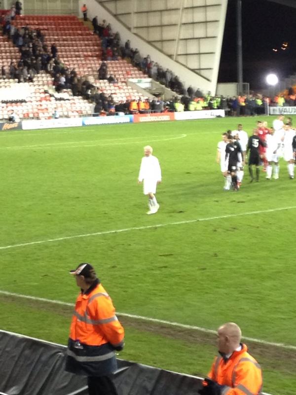 nathanrees1's tweet image. @dcfcofficial @willhughes44 leaves the pitch after making his debut for #eng21 well done!