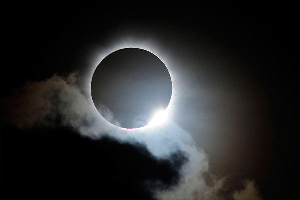 Queensland's tweet photo. This has to be one of our favourite shots of this morning's #cairnseclipse http://t.co/MRj6JZ3X  via @brisgrillteam
