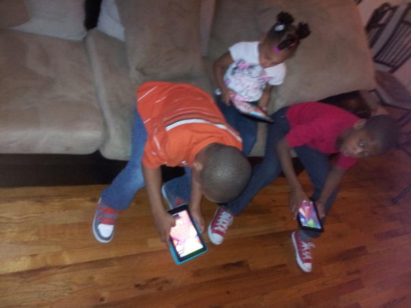 Niqua_2Nice's tweet photo. They all in a gadget http://t.co/GAL4qreL