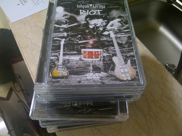 Pengirimin DVD tohpati bertiga siang tadi