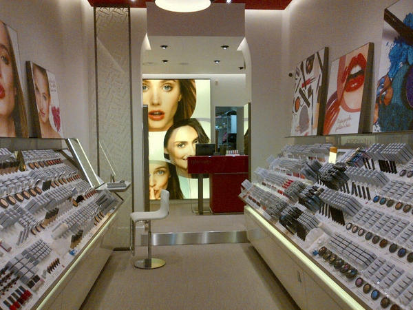 SpigaDesign's tweet image. Our last reference: a makeUp store. Very cool!  ;-) viadellaspigasrl.it