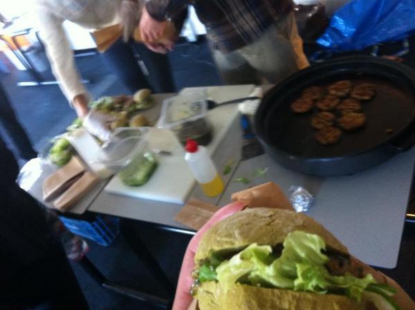SamVelvetcomp's tweet photo. Vandaag @VeggieinPumps op bezoek! Algen en zeewier is de foodture! En tasting van #thedutchweedburger ofcourse. http://t.co/jMC88kKw