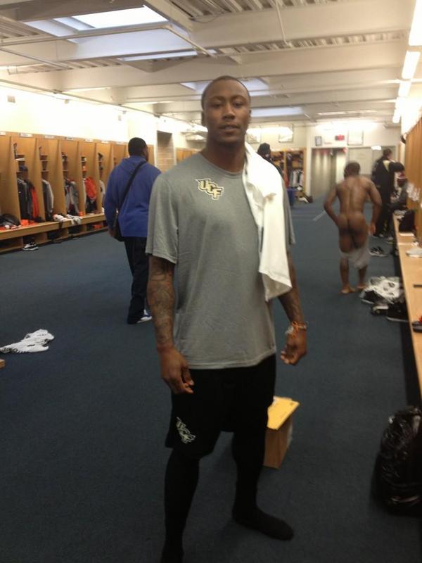 JoeArmstrong718's tweet image. LMFAO @ This Bears Locker Room Picture.....  Hehe Priceless LOL #NFLFun #BrandonMarshall