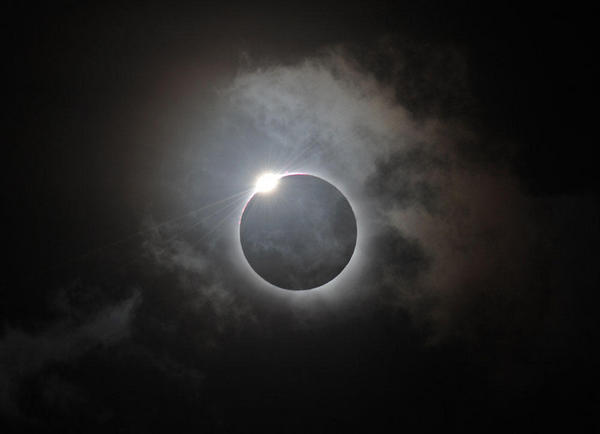 timosam23's tweet photo. "@DeboConfesarQue: Foto del eclipse total de sol en Australia. http://t.co/W1mYdo4D" @ivanvega86 salgo bien???