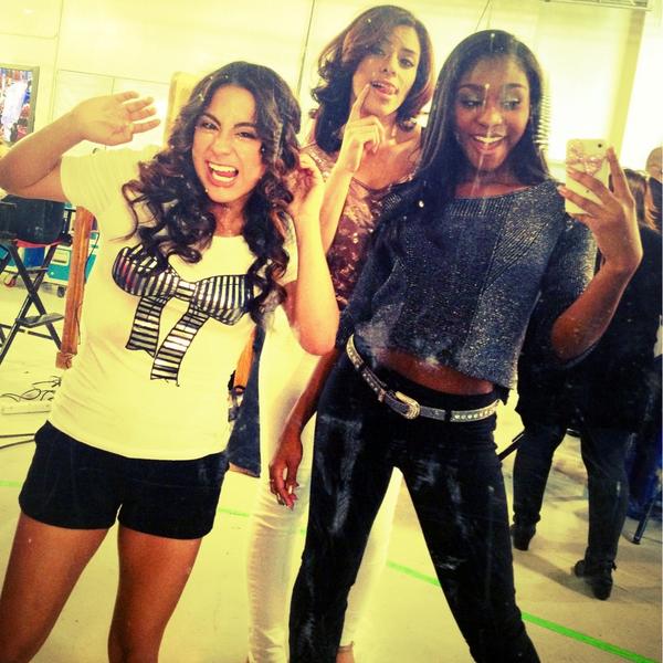 x1jkstra's tweet image. "@FifthHarmony: #DivaWeek #DreamsComeTrue #TeamSimon @AllyBrooke @dinahjane97 http://t.co/fmnFZz8Mul"so fetus omg 😭