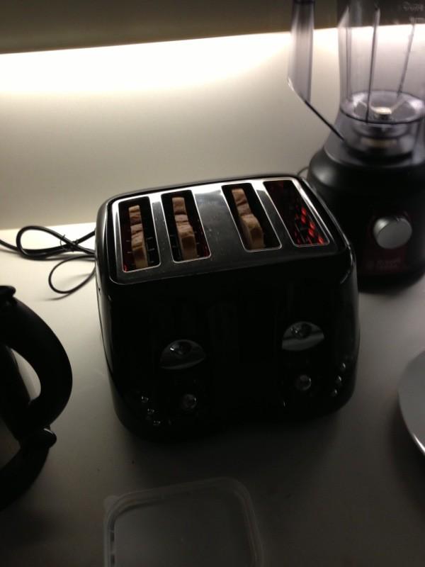 LiamPayne's tweet photo. Toast boredom http://t.co/pgEBFwI8