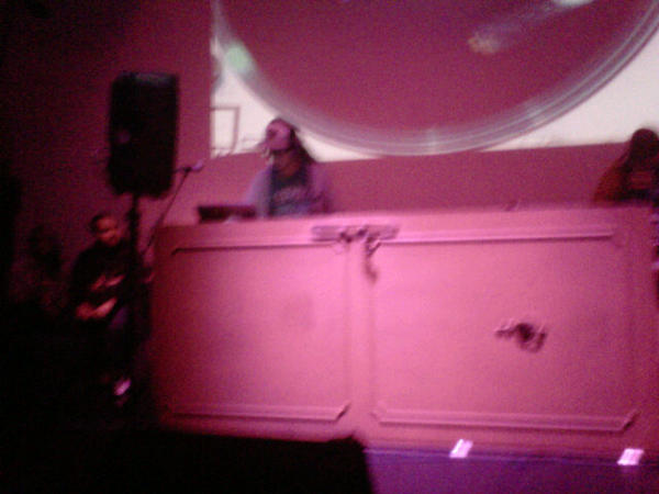 flashbackgroup's tweet photo. Toteando con #elfreaky http://t.co/RJrd7PtX
