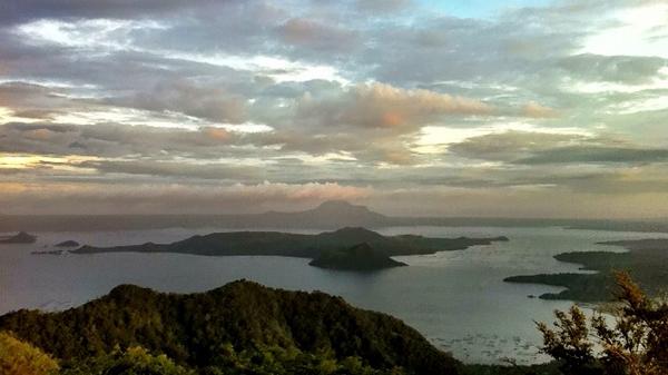 atomhenares's tweet photo. The beautifu view from my room this afternoon at the KBP Conference in Tagaytay.:) http://t.co/3ylinHHU