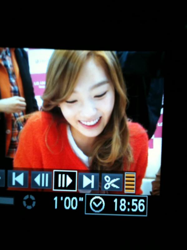 [PIC][15-11-2012]SNSD xuất hiện tại buổi fansign cho thương hiệu "LG" vào chiều nay - Page 2 A7u_hzhCIAENngc